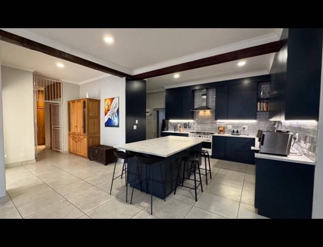 4 BEDROOM HOUSE FOR SALE IN STRAND NORTH
